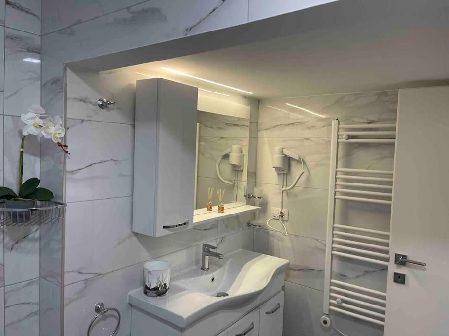Lovely Apartment In Pogradec City With A Lake View Exterior foto